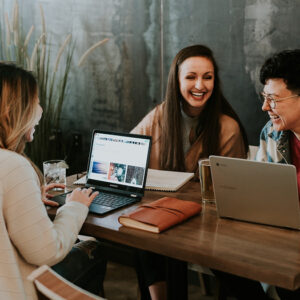 estudiantes en online y presencial
